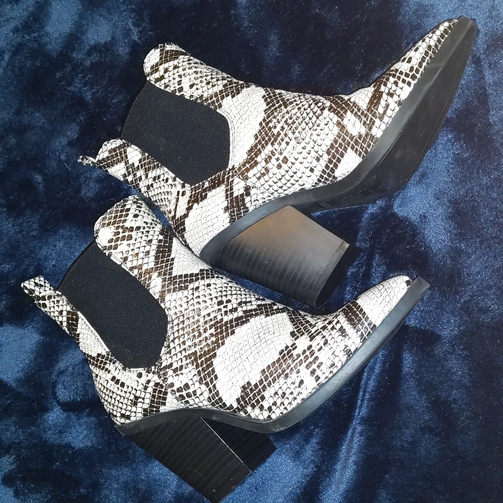 NWOT snake boots